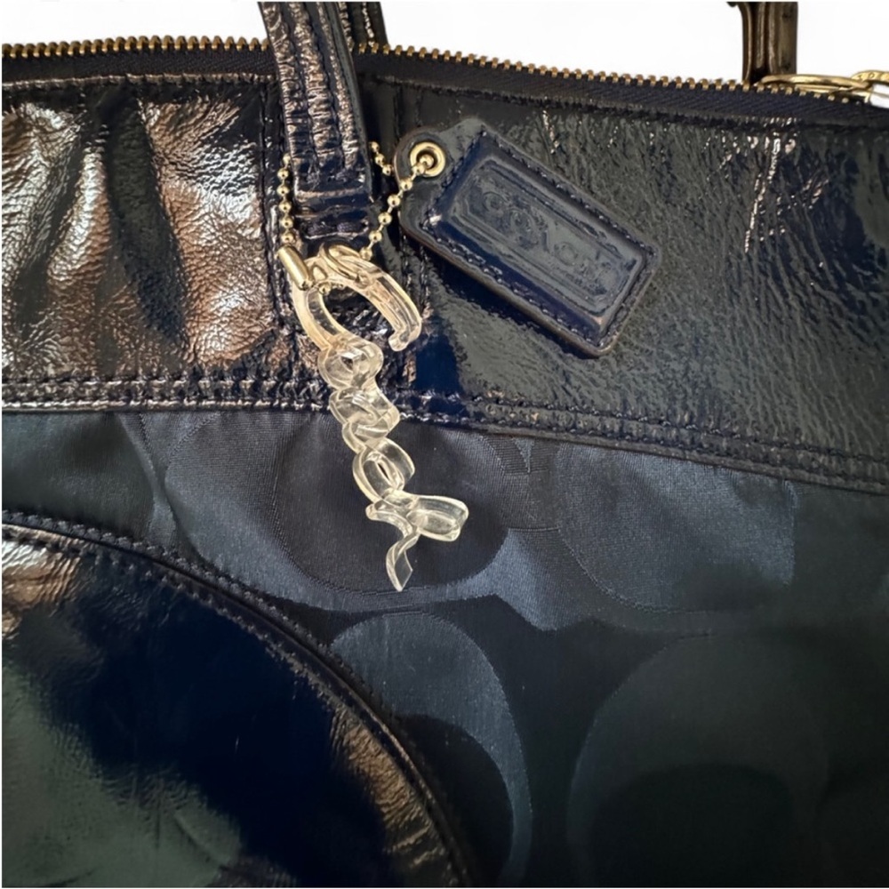 Vintage Coach Laura signature print
Large tote bag in Navy Blue - Picture 9 of 12